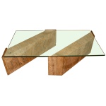 Mesa de centro apresentando tampo retangular de cristal, apoiado em duas bases de pedra. Séc. XX. 35 x 140 x 69 cm. Base 33 x 103 x 14 cm. Apresenta pequeno bicado nas duas bases, conforme foto ilustrativa.