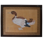 Pato. Tecido colado em Eucatex. Ass. cid. 58 x 78 cm (MI). 82 x 102 cm (ME).