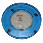 AV MAZZEGA / Made in Italy. Séc. XX - Centro de mesa de vidro artístico de Murano. Forma circular em azul com fundo branco. 18 cm.