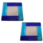 AV MAZZEGA / Made in Italy. Séc. XX  Par de centros de mesa de vidro artístico de Murano. Forma quadrada em dois tons de azul e fundo branco. Apresenta selo da marca. 21 cm