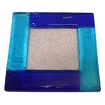 AV MAZZEGA / Made in Italy. Séc. XX  Centro de mesa de vidro artístico de Murano. Forma quadrada em dois tons de azul e fundo branco. Apresenta selo da marca. 21 cm.