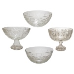 Conjunto de peças de cristal, sendo: A) Centro de mesa de cristal alemão translucido e lapidado. Made in Germany. Selo da Manufatura Bleikristall. 18 x 20 cm. B) Fruteira com pé alto com decoração com frutos (12 x 27 cm), C) Par de bowls circulares com frutos (19 x 25,5 cm e 11,5 x 25 cm). Pertenceu ao Espólio de Vitória Dib Bachour.