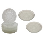 Conjunto de peças: A) Conjunto de doze pratos para sobremesa em grosso vidro translucido e lapidado. Borda recortada e com larga faixa com arabesco. Centro com fundo estrelado. 19 cm. B) Par de centros de mesa circulares de vidro translucido e lapidado, apresentando decoração em arabesco e estrela no centro. 30 cm. Séc. XX.