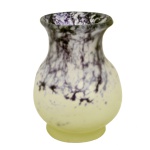Vaso de vidro artístico de formato circular. Parte superior decorado na cor roxa de nuances diferentes. 15.5 x 11 cm. Pertenceu ao Espólio de Vitória Dib Bachour.