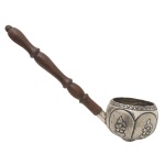 Antigo coco de metal prateado com cabo em madeira torneada. 29 cm. Pertenceu ao Espólio de Vitória Dib Bachour.