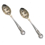 Conjunto de duas colheres para servir, em metal espessurado a prata. Caldeiras decorada com frutos e folhagens e cabeamento decorado com concheados. Marcado: EPNS  Sheffield England. P & Co. 23 cm. Pertenceu ao Espólio de Vitória Dib Bachour.