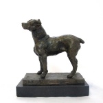 BARAKE - Escultura de bronze patinado, representando figura de cachorro. Assinada no bronze. 10 cm.