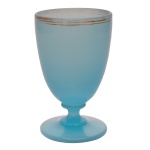 Copo de opalina francesa, na cor azul. Borda com friso dourado. 12 x 7.5 cm.