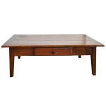 Mesa mineira em madeira envernizada com uma gaveta central. 45 x 139 x 78 cm.