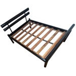 Cama tubular de ferro pintado na cor preta. 75 x 155 x 200 cm.