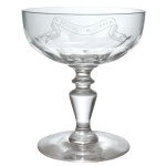 Taça para champagne de cristal francês translucido, pertencente ao Serviço do Barão do Serro Azul (Ildefonso Pereira Correia  (1845-1894). Bojo com facetas e flamula.  Base circular. França. Séc. XIX. 11 cm.