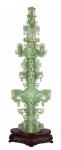 Grande ânfora de jade vazada com rico trabalho escultórico. Acompanha base de madeira. China. Circa 1900. 105 cm.
