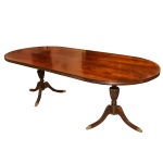 Mesa para jantar em madeira nobre (jacarandá). Tampo liso e de forma ovalada, apoiado em duas pernas torneadas de onde saem três pés, terminados em sapatas de bronze. Brasil. Séc. XIX. 76 x 241 x 110 cm. Este lote encontra-se na cidade do Rio de Janeiro, e a cotação do envio, será feita em conjunto com a organizadora do leilão.