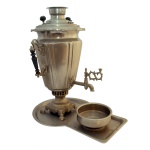 Grande samovar russo em estanho policromado. Acompanha bandeja com recipiente para pingos. Apresenta as inscrições: Camobaphoe Npon3bo Ctbo / Nepy Weba B Tyre