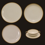 Conjunto para jantar de porcelana alemã, apresentando fundo de superfície branca com borda dourada. Marca da manufatura Hutschenrsuther, Bavária. Constando de 84 peças, sendo: 30 pratos rasos (25 cm); 10 pratos fundos (23 cm); 38 pratos para sobremesa (20 cm); 6 taças p/ consome com pires (5 x 16 cm xícaras e 17 cm pires). Carolus Magnus Hutschenreuther foi um industrial alemão e o fundador do CM. Fábrica de Porcelana Hutschenreuther em Hohenberg an der Eger, Baviera.