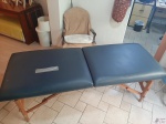 Mesa de massagem portátil da marca Beltex, com altura regulável. Medindo 180cm x 65cm x 80cm de altura máxima.