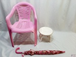 Lote composto de cadeira infantil na cor rosa, guarda-chuvas infantil de moranguinhos e banquetinha infantil branca. Medindo a cadeira 28cm de altura do assento.