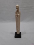 Escultura de Nossa Senhora em marfim com base em resina. Medindo 25,5cm de altura.