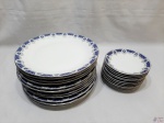 Jogo de 24 pratos em porcelana Renner Medaillon com barra azul floral. Sendo 12 pratos rasos (25cm) e 12 pratos de pão (14cm)
