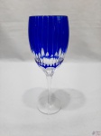 Taça de vinho em cristal double azul cobalto lapidado. Medindo 19,5cm de altura.
