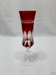 Taça flute em cristal double vermelho lapidado. Medindo 16cm de altura.