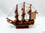 Escultura do navio H.M.S Bounty em madeira com velas em tecido. Medindo 32cm de comprimento x 33cm de altura.