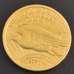 Medalha Comemorativa dos Estados Unidos da América, Cópia da Moeda Americana de 20 Dollares, Data 1933, (Moeda Rara ,apenas 445.500 Peças Cunhadas, não Circulou ), Bronze Dourado, Espelhada - Flor de Cunho.