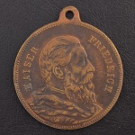 Medalha Comemorativa a Morte de Friedrich III - Imperador Alemão e Rei da Prússia, " Aprendemos a Sofrer sem Reclamações ", Data  15 de Junho de 1888, Bronze, com Olhal, Muito Bem Conservada