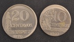 Moedas do Brasil, Erros de Cunhagens, Ambas com " BONÉ ", Valores 10 e 20 Centavos, Datas 1967 e 1970, Muito Bem Conservadas.