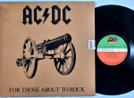 AC DC "For Those About To Rock We Salute You" LP Gatefold 1981 Br - Hard Rock Metal.   Selo Atlantic 610.7033.    Capa dupla com foto da banda no interior.    ESTADO GERAL: Muito Bom.    Disco brilhante com alguns riscos superficiais.   Selo limpo.    Capa com marca em anel, alguns vincos, etiqueta de loja de disco.