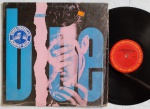 Elvis Costello & The Attractions "Almost Blue"  LP 1981 (IMPORTADO) US -  Pop, Folk  Rock Country.  Selo  Columbia FC 37562.   ESTADO: Muito Bom.   Disco com riscos finos e superficiais. Selo sem marcas. Capa ainda com celofane da embalagem original, com vincos e desgaste na abertura da capa.