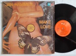 JAN HAMMER 'Make Love" LP 1976 (IMPORTADO) US - Soul-Jazz .   Selo MPS Records / BASF MC 20688.   ESTADO: Muito Bom.  Disco brilhante com algumas manchas na área morta. Selo sem marcas. Capa ainda com celofane da embalagem original. Desgaste na abertura da capa.