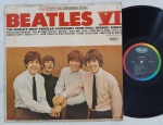 THE BEATLES "Beatles VI" LP 1965 IMPORTADO US -  Rock & Roll, Beat.  Selo Capitol / EMI ST 2358.  DISCO: Muito bom  CAPA: Boa. Desgaste nos cantos, em anel. Borda inferior aberta com mancha de umidade. Escrita à caneta na capa.