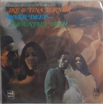 Ike & Tina Turner "River Deep - Mountain High" LP MONO PROMO 1970 Br CAPA SANDUICHE  R&B, Soul. Cópia promocional com selo da gravadora no selo lado A.  SELO: A & M Records 2056.  ESTADO GERAL: Muito bom