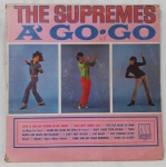 THE SUPREMES "A' Go Go"  LP MONO 1966 IMPORTADO US - Soul. SELO: Motown MT-649.  ESTADO GERAL: Bom. Disco com riscos superficiais. Capa com desgastes nos cantos, em anel, e nas bordas, Escrita à caneta na frente.