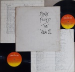 PINK FLOYD "The Wall" LP Gatefold 1989 Br Prog, Psy . SELO Discos CBS 138170.  DISCOS: Muito bons.  CAPA: Bom. Desgaste em anel, espinha descascada, 3 cortes na abertura da capa (restaurada) e num dos envelopes. Amarelada pelo tempo.