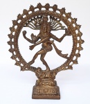 ÍNDIA - Antiga escultura de SHIVA NATARAJA em bronze com vestígios de douração. Ótima  fundição. Cinzelado a mão. Peça feita pelo processo de cera perdida. Séc.XIX / XX. Medindo : 30 x 24 cm
