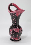VALLAÚRIS - ANOS 60 - Vaso de cerâmica feita a mão, Decoração flambé rosa Flamingo sobre fundo negro. Alça estilizada. Peça numerada, monogramada e com marca da manufatura no fundo da peça. Altura 26 cm. VALLAÚRIS é uma das mais renomadas fábricas de cerâmicas, tendo executado peças para PICASSO e JEAN COCTEAU.  SAIBA MAIS: