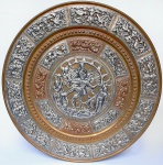 ÍNDIA - Medalhão em prata de lei, cobre e latão com belíssimos relevos de pássaros e folhagens tendo ao centro SHIVA NATARAJA e suas consortes. Med. 36 cm.