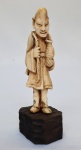 Antiga escultura confeccionada em marfim representando "Oriental" base em madeira med. 10 cms