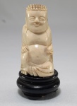 Pequena estatueta representando Buda em marfim , medida : 7 cm