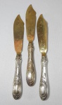 Três facas para peixe finamente trabalhados com cabo em prata 800 contrastada e lamina com vermeil, comp. 19 cm.