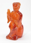 Escultura de dama chinesa em bloco de Âmbar Cereja (Cherry Amber/Faux Amber) reconstituído e esculpido a mão. Med.18 cm.  Valor médio no mercado internacional: 200 a 400 dólares. VER SIMILARES ------ > https://www.liveauctioneers.com/item/43383540_old-chinese-carved-cherry-amber-figurine-of-immortal    -------> https://www.1stdibs.co.uk/art/sculptures/figurative-sculptures/unknown-cherry-amber-resin-seated-figure/id-a_4389912/