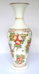 Grande vaso em opalina francesa, frisos dourados e bojo recoberto por pintura de rosas. Numerado no fundo. Séc.XIX. Altura: 52 cm.
