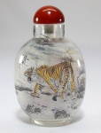 Antigo snuff bottle chinês em vidro com delicadíssima pintura de tigres e textos, feitos pelo interior. Assinado com selo vermelho. Med. 8 x 5 cm.