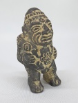ARTE PRE COLOMBIANA - Antiga escultura de mulher carregando fardo nas costas. Características da civilização Chimu. Med 10 cm.