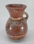 ARTE PRE COLOMBIANA - Original Vaso cerimonial com alça e gargalo aberto, feito em cerâmica decorada com pinturas geométricas, características da cultura TIAHUANACO. Local de Origem: Bolívia. Med. 16 x 13 cm.