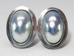 Anos 50/60 - Par de brincos de pressão em prata com grandes pérolas MABE azuladas. Med. 3.5 cm