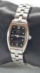 BULOVA - Relógio feminino, original, quartz, fundo negro, caixa e pulseira em aço. Medida da caixa 2 x 2.5 cm.