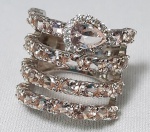 Elegante anel em prata de lei, cravejado com pedras rosadas de alto brilho e zircônias. Aro 17